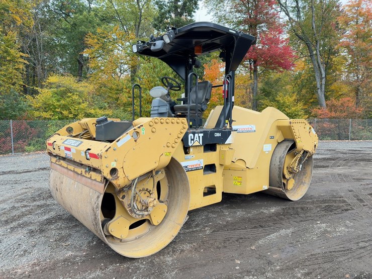 2011-caterpillar-cb64-image-1
