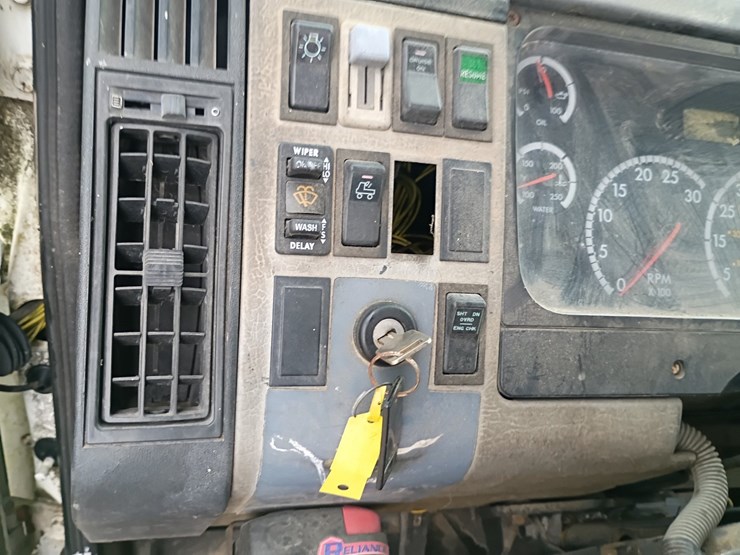 2003-freightliner-fl106-image-52