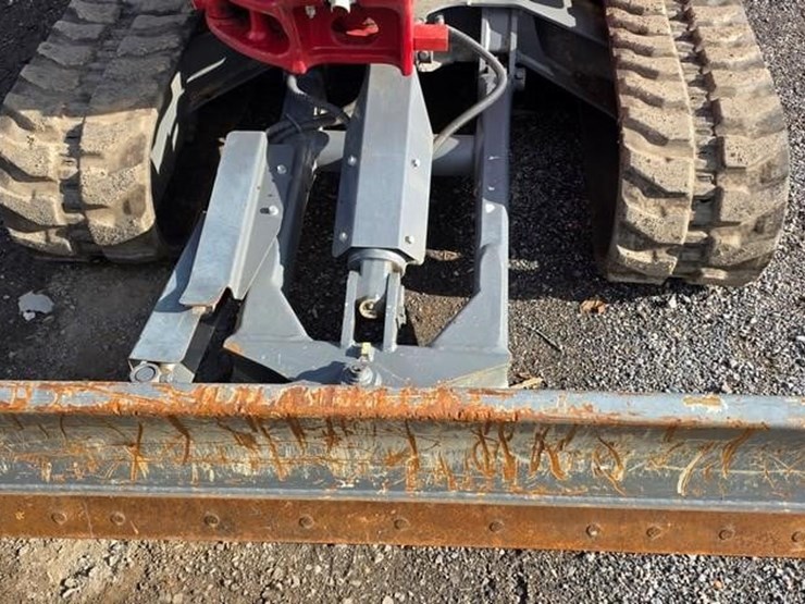 2023-takeuchi-tb240-image-37