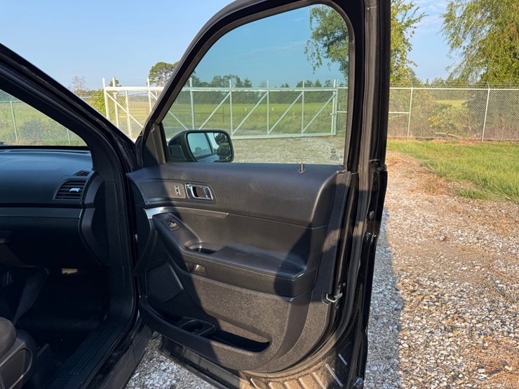 2018-ford-explorer-image-42