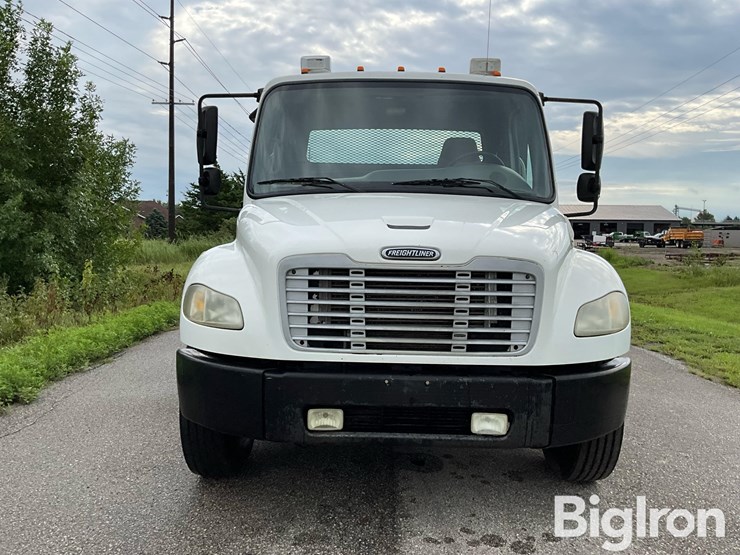 2005-freightliner-m2-106-image-2