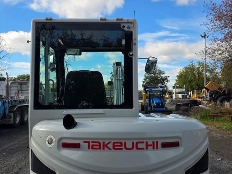 2023-takeuchi-tb240-image-24