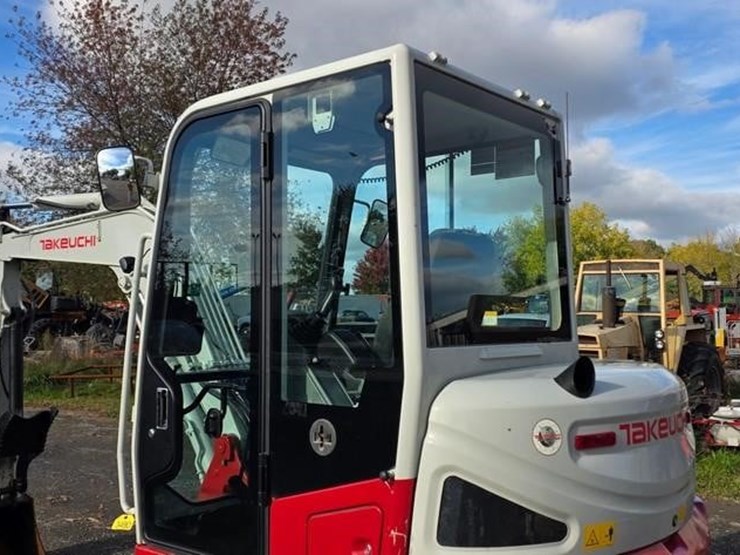 2023-takeuchi-tb240-image-22