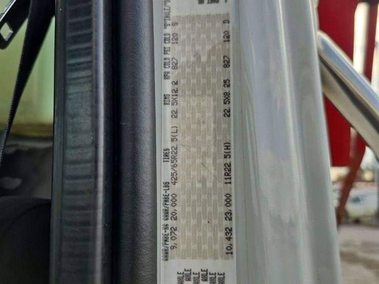 2014-freightliner-108sd-image-19