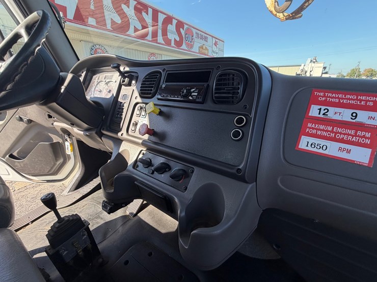 2019-freightliner-m2-106-image-40