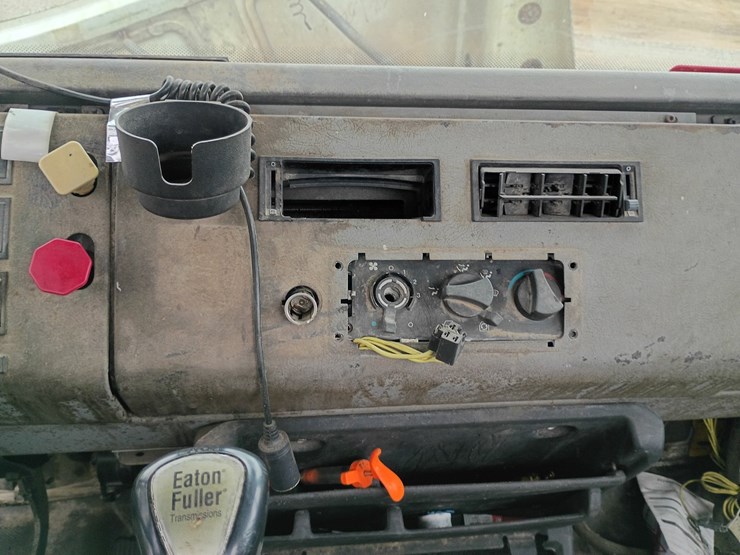 2003-freightliner-fl106-image-43