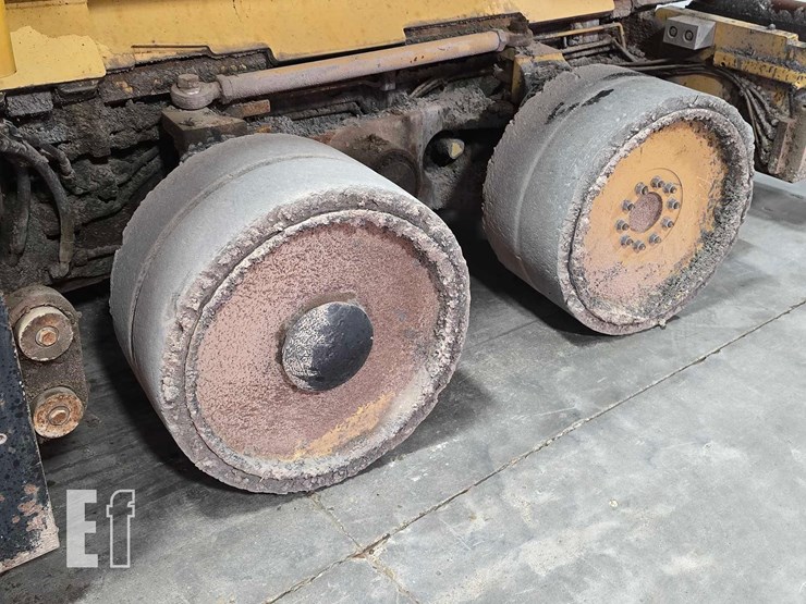 2016-caterpillar-ap-600f-image-26