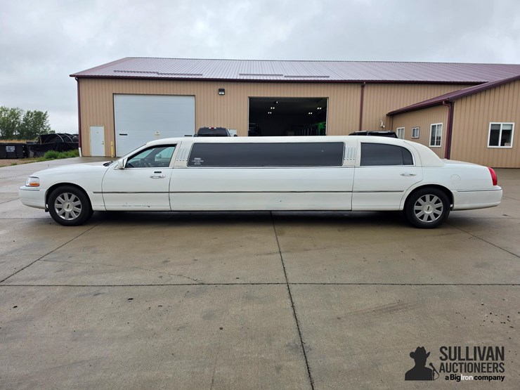 2006-lincoln-town-car-limousine-image-8
