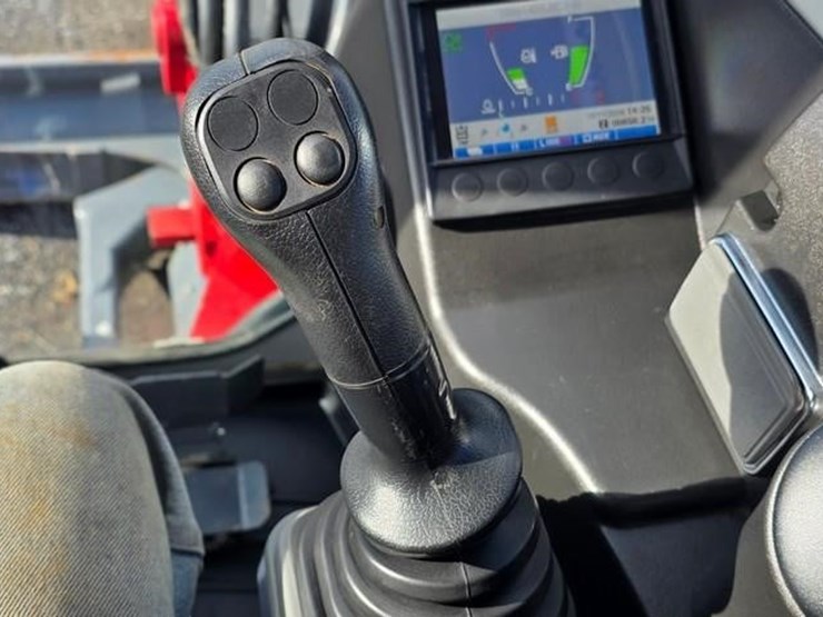 2023-takeuchi-tb240-image-70