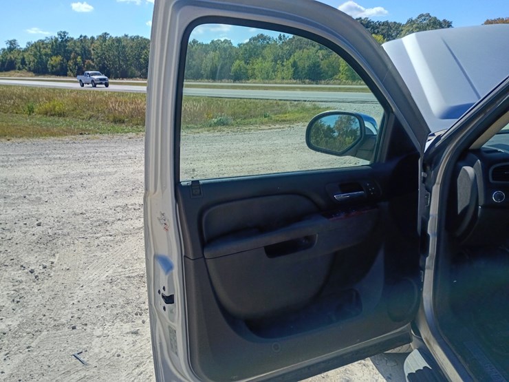 2010-chevrolet-suburban-image-28