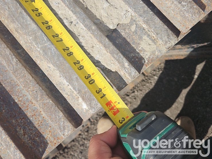 2011-deere-200d-image-32