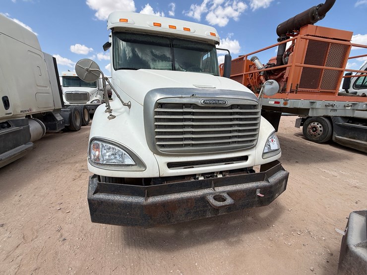 2006-freightliner-columbia-120-image-2