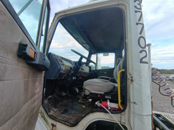 2003-freightliner-fl106-image-30