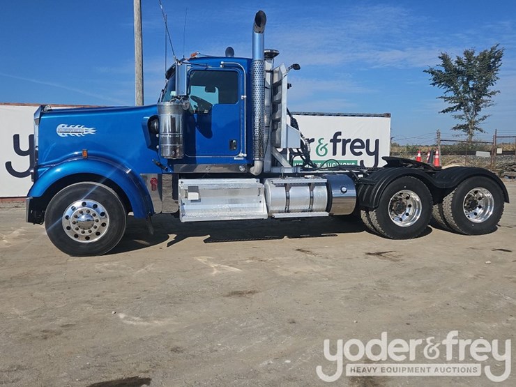 2016-kenworth-w900-image-3