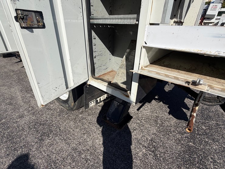 2014-freightliner-m2-106-image-37