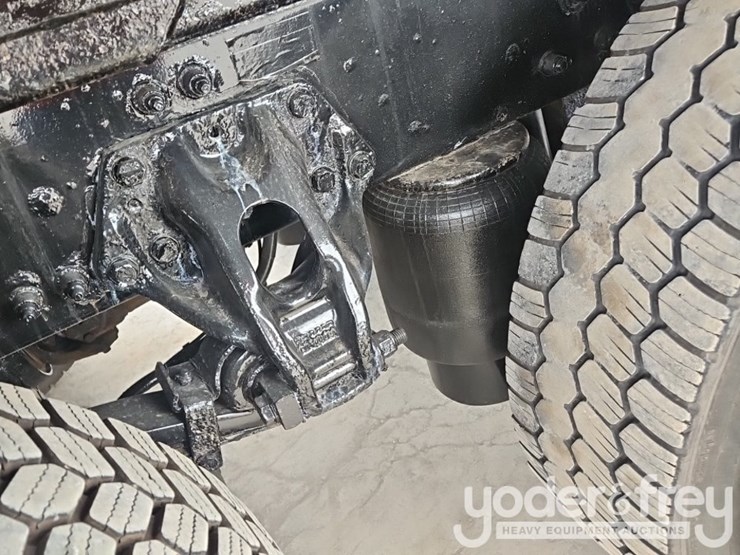2017-kenworth-t880-image-35