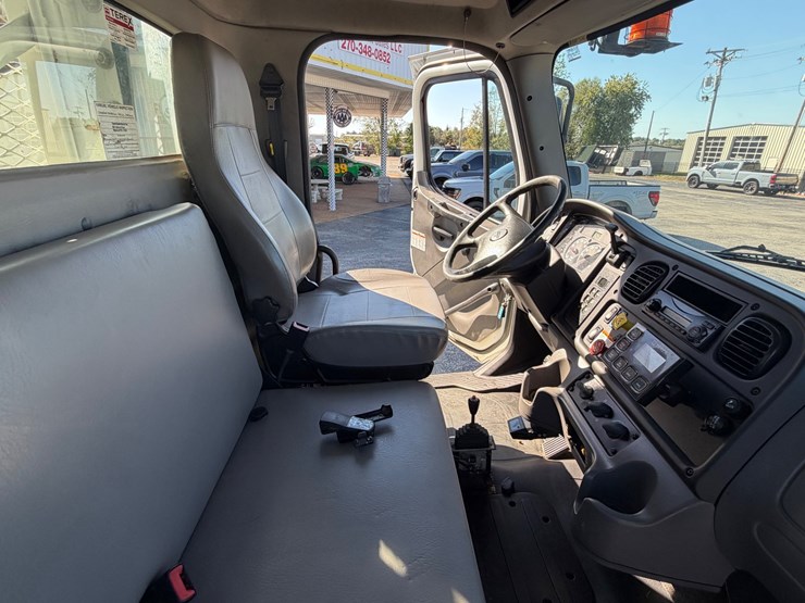 2014-freightliner-m2-106-image-51