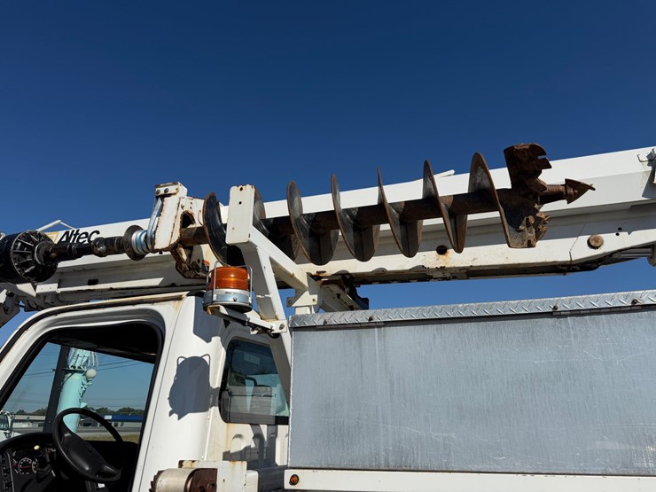 2019-freightliner-m2-106-image-28