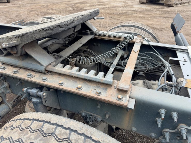 2018-mack-pinnacle-cxu613-image-14