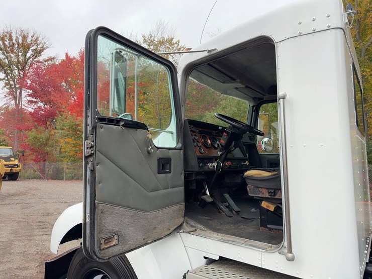 1999-kenworth-t300-image-18