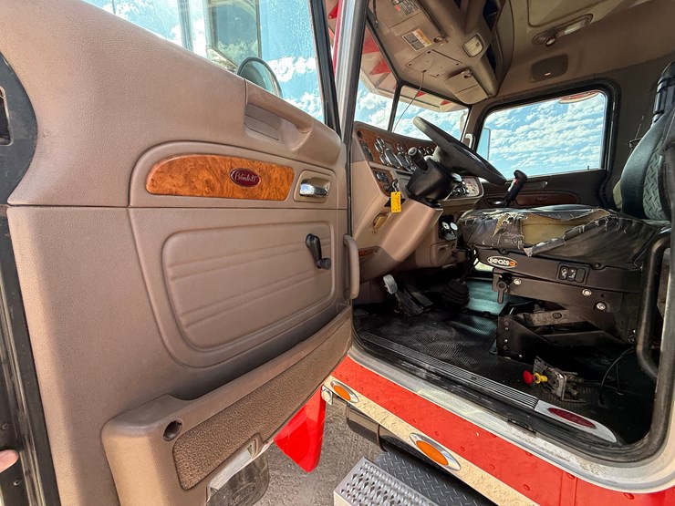 2008-peterbilt-389-image-21