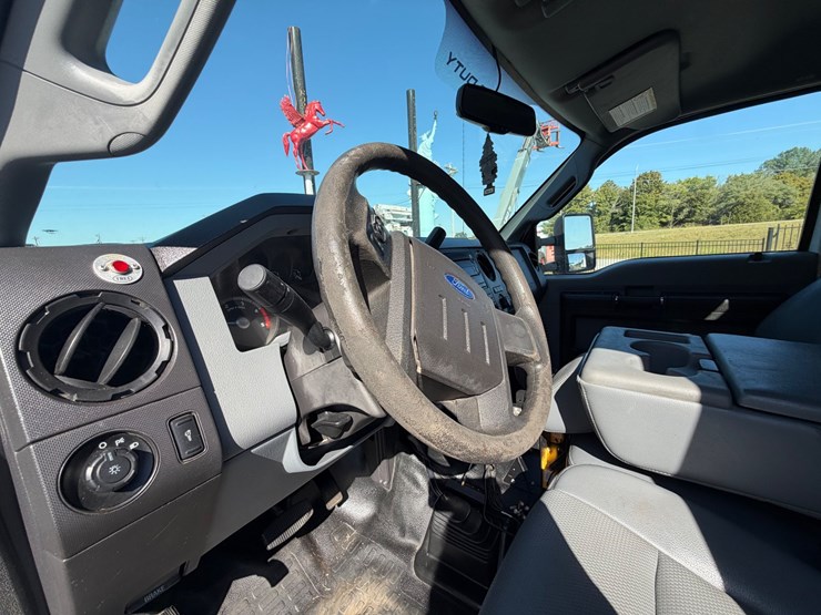 2014-ford-f550-image-21