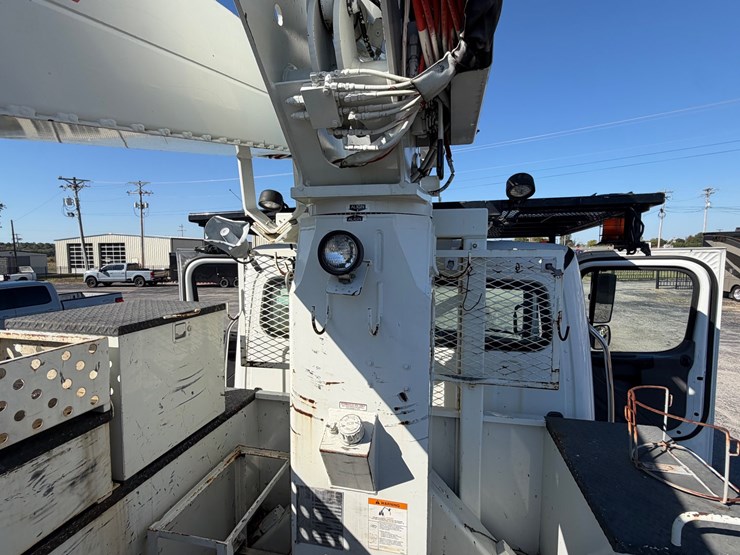 2014-freightliner-m2-106-image-28