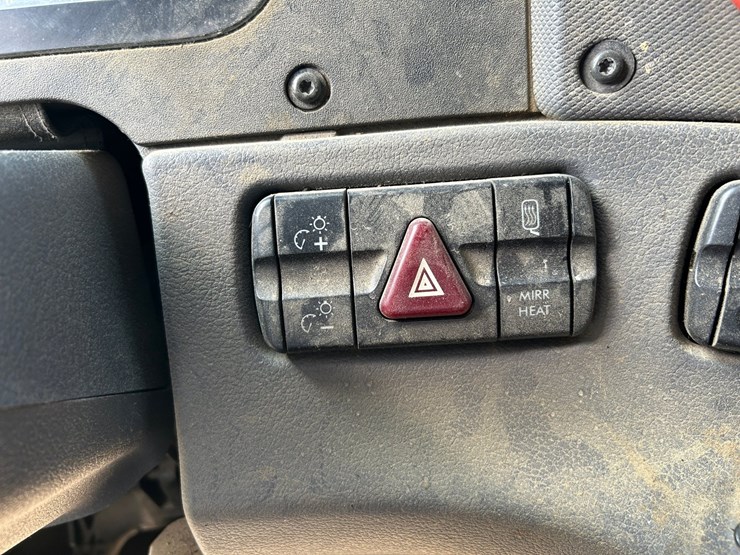 2016-freightliner-cascadia-125-image-85