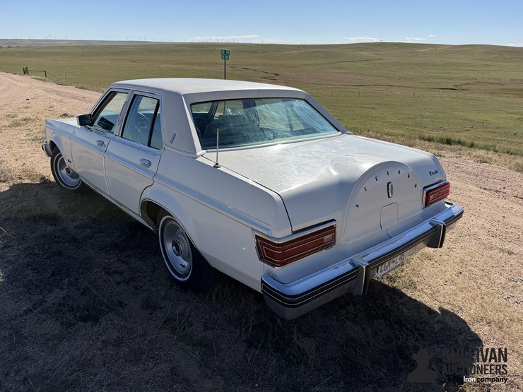 1977-lincoln-versailles-4-door-luxury-sedan-image-7