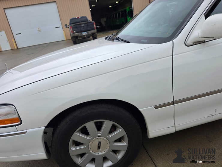 2006-lincoln-town-car-limousine-image-13