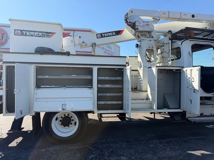 2014-freightliner-m2-106-image-20