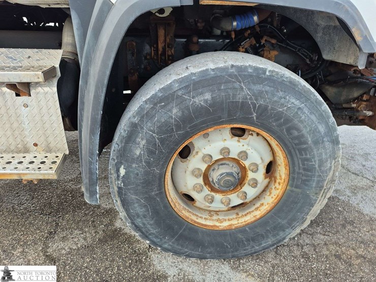 2014-freightliner-108sd-image-35