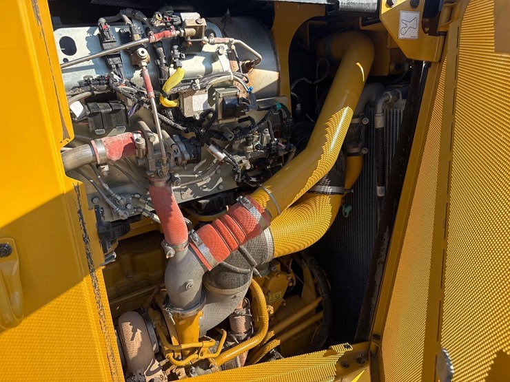 2019-caterpillar-d8t-image-30