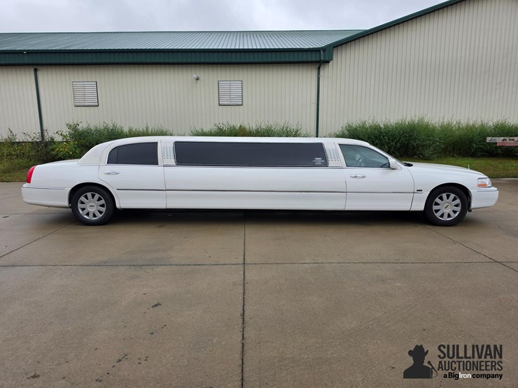 2006-lincoln-town-car-limousine-image-4