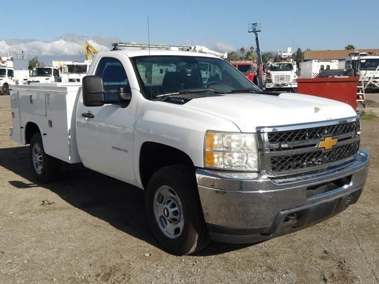 2013-chevrolet-silverado-2500-image-2