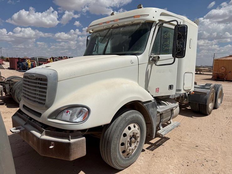 2007-freightliner-columbia-120-image-1