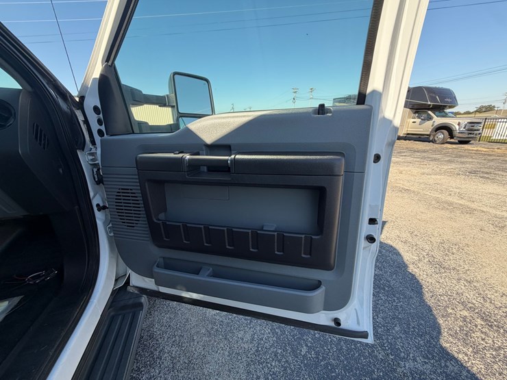 2016-ford-f550-image-28