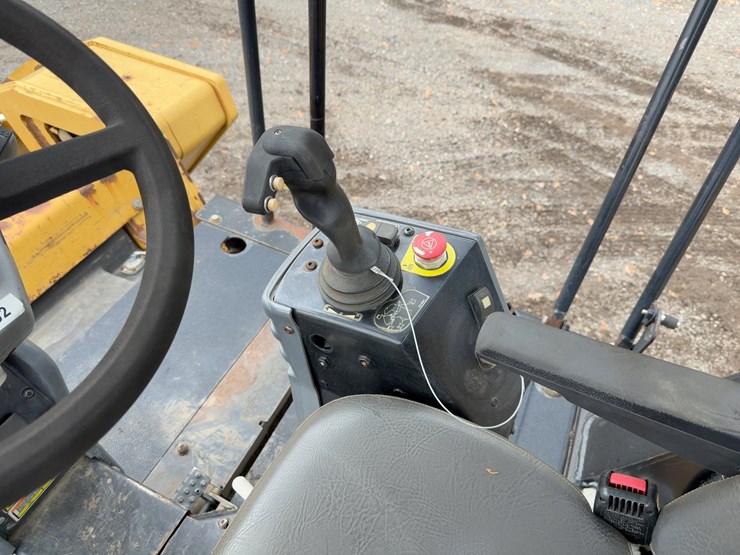 2011-caterpillar-cb64-image-20