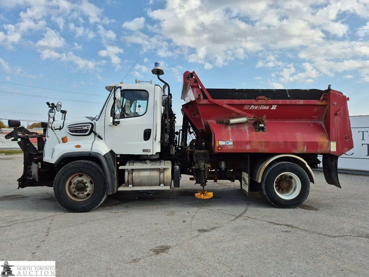 2014-freightliner-108sd-image-8