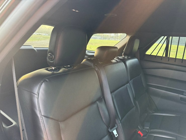 2020-ford-explorer-image-37