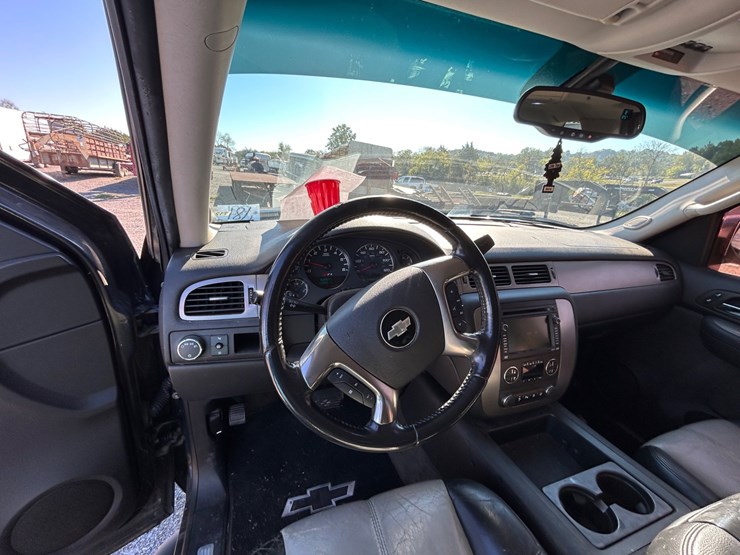 2007-chevrolet-suburban-image-11
