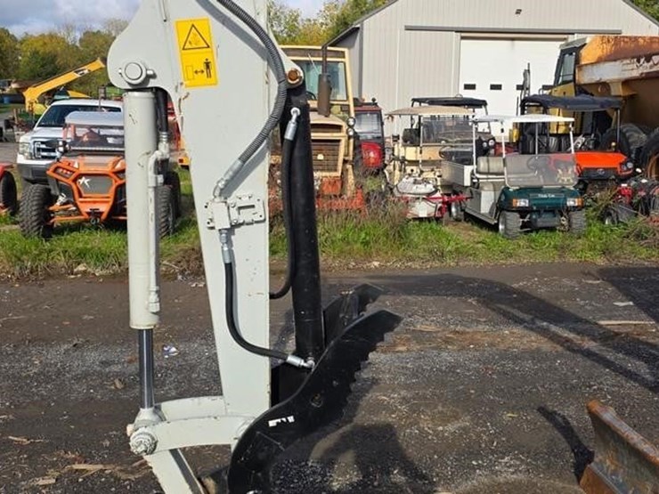 2023-takeuchi-tb240-image-9