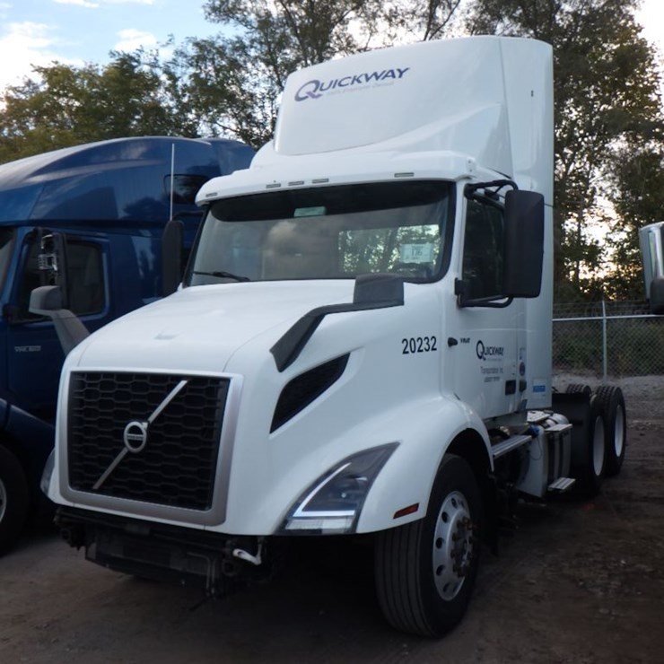 2020 VOLVO VNR300