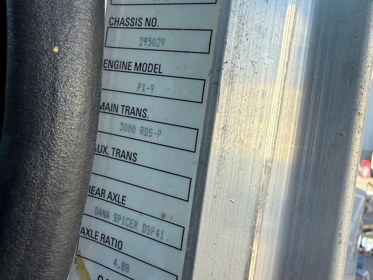 2015-peterbilt-348-image-9