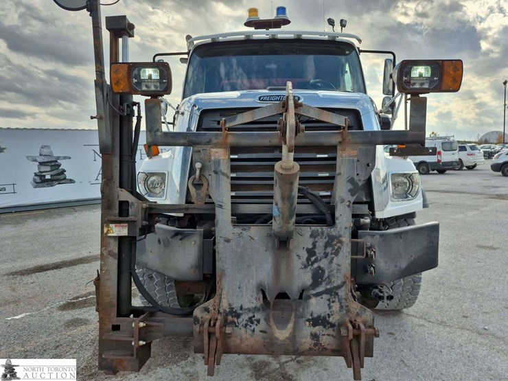 2014-freightliner-108sd-image-36