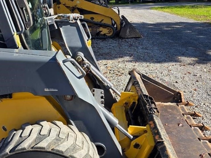 2015-deere-326e-image-9
