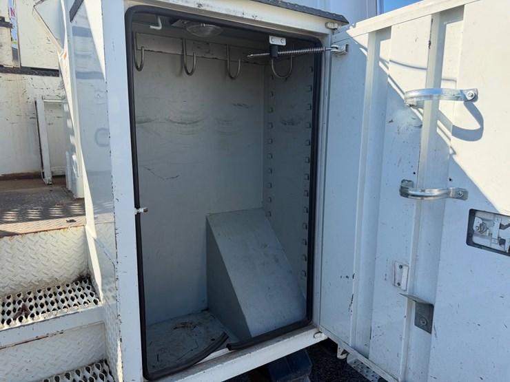 2014-freightliner-m2-106-image-19