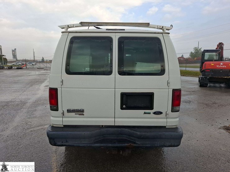 2011-ford-cargo-image-6