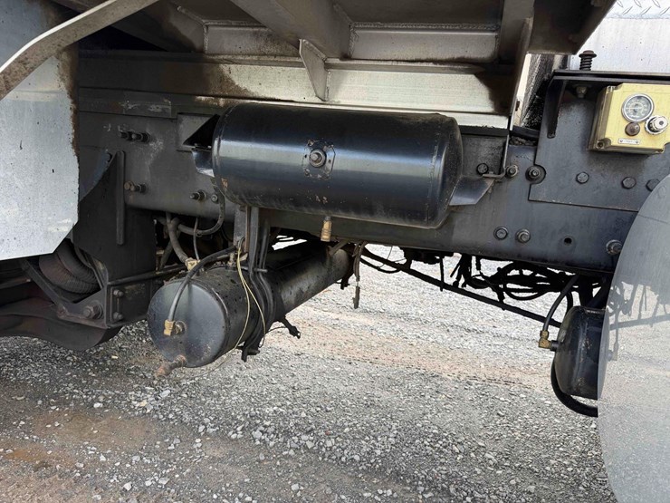 2006-freightliner-tri-axle-dump-image-6