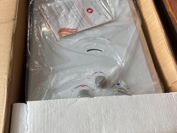 new-camplux-co-tankless-water-heater-model-bw422-image-1